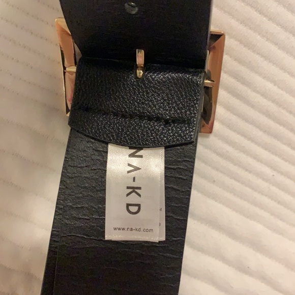 NA-KD. Black Leather Belt. Gold Hardware. Size XS. - Picture 3 of 4